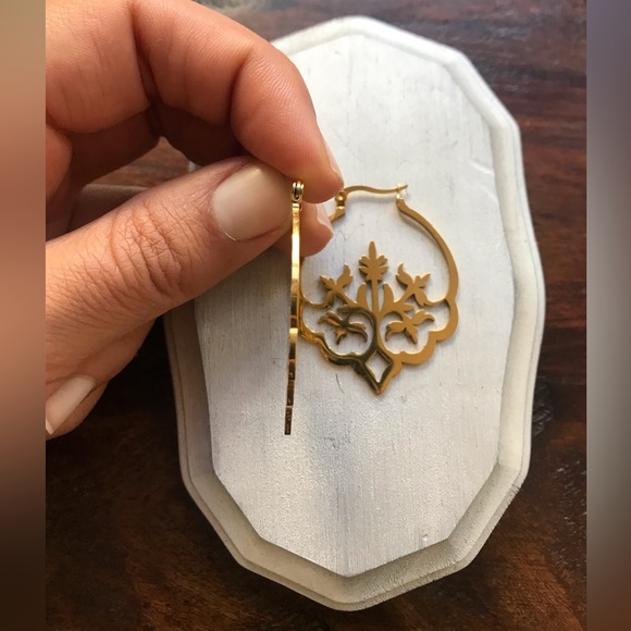 Hypoallergenic Gold Plated Laser Cut Damask Hoop Earrings NWOT - Picture 3 of 3